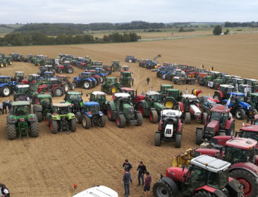 Honderden boeren herdenken melkstaking (2009) in Ciney