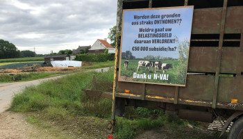 West-Vlaamse boeren ‘bedanken’ N-VA voor het gevoerde grondenbeleid