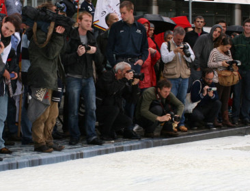 Boze boeren laten melkwagen leegstromen in Nieuwkerke