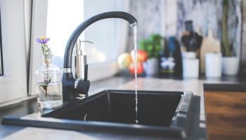 Versoepeling drinkwaternorm in West-Vlaanderen blijft gemoederen beroeren