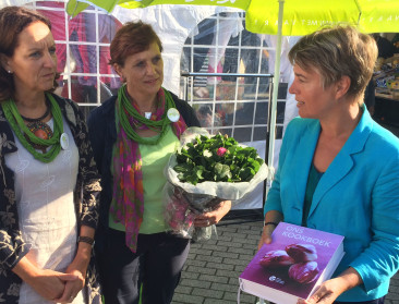 Schauvliege krijgt van KVLV blanco kookboek cadeau