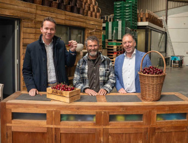 Brouns trapt Bioweek af bij Limburgse fruitteler