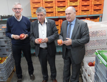 Vandeurzen bezoekt fruitbedeling door Limburgs depot