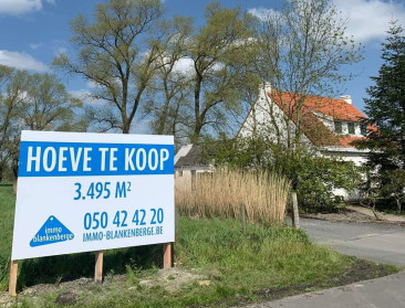 Steeds meer oude hoeves worden luxewoning, en daar betaalt iedereen aan mee