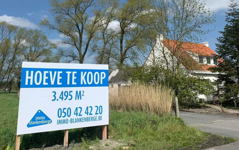 Steeds meer oude hoeves worden luxewoning, en daar betaalt iedereen aan mee