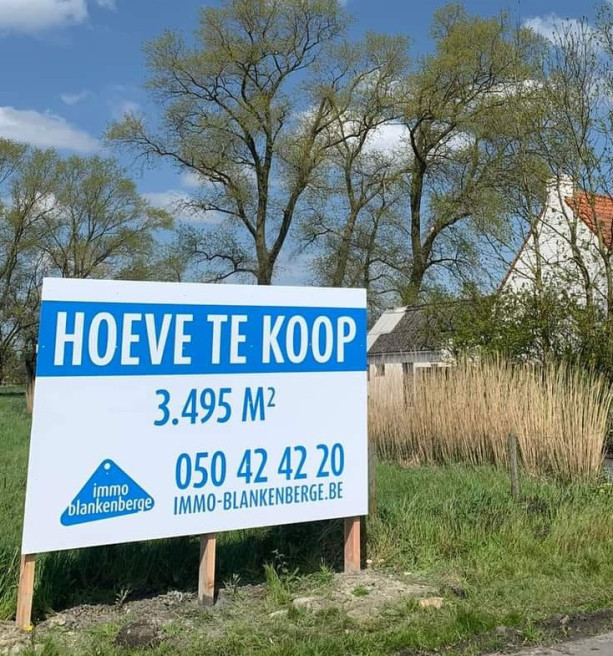 Steeds meer oude hoeves worden luxewoning, en daar betaalt iedereen aan mee