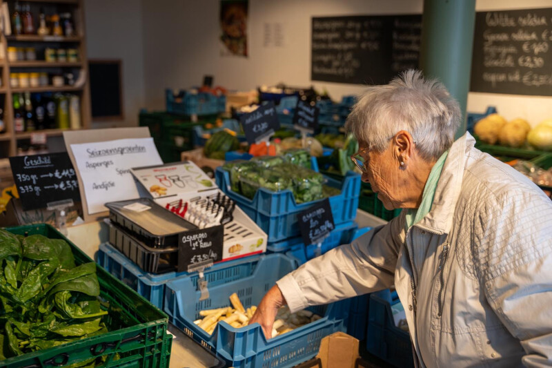 Vrouw doet boodschappen bij hoevewinkel ’t Hertsveld in Leest