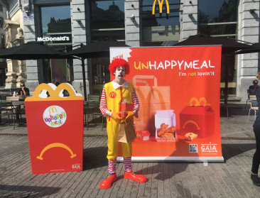 “I’m not lovin’ it”: GAIA voert actie tegen kippenleed voor McDonald’s-filiaal in Brussel