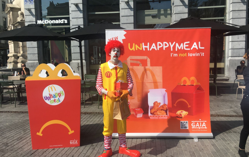 “I’m not lovin’ it”: GAIA voert actie tegen kippenleed voor McDonald’s-filiaal in Brussel