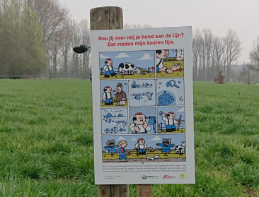 Cartoon vraagt wandelaars om hond uit weide te houden