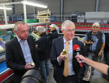 Bourgeois bezoekt fruitveiling vanwege de handelscrisis