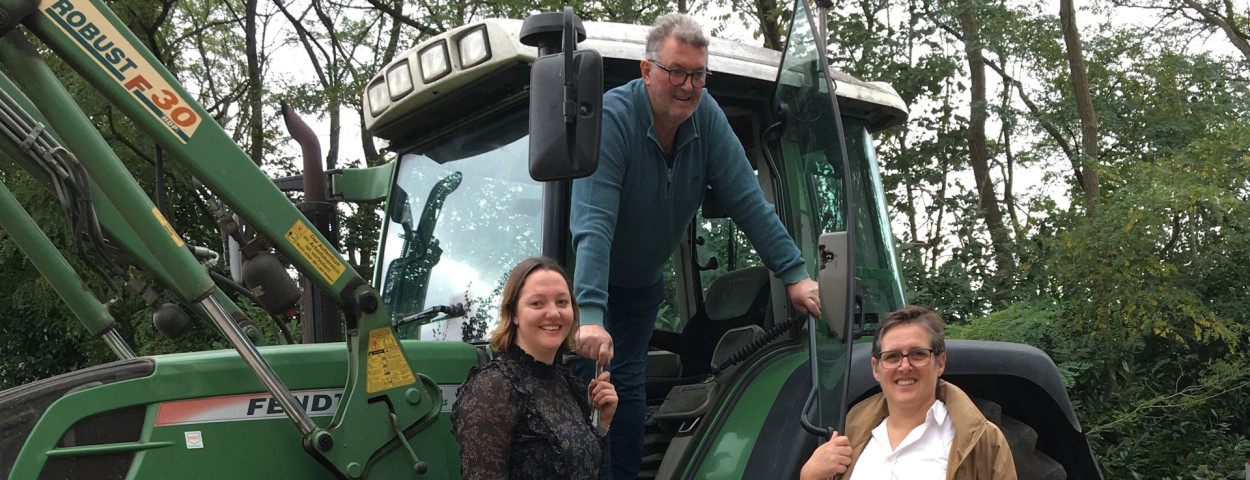 vlnr. landbouwschepen Kaat Pelkmans uit Ravels, landbouwer Herman Pelkmans uit Weelde, Vlaams parlementslid Mien Van Olmen - kleiner