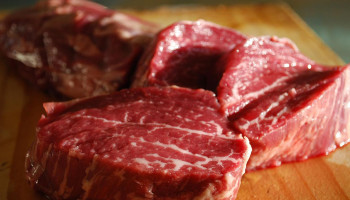 Rundvleesproducenten worden vanaf maandag meer betaald door supermarkten