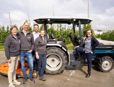 Fruitteler Wolfcarius en Colruyt Group testen zelfrijdende, elektrische tractor