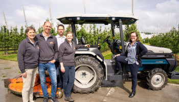 Fruitteler Wolfcarius en Colruyt Group testen zelfrijdende, elektrische tractor