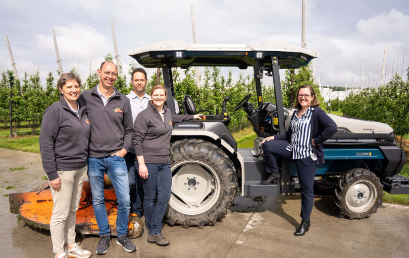 Fruitteler Wolfcarius en Colruyt Group testen zelfrijdende, elektrische tractor