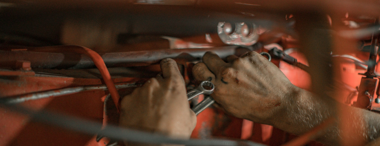 tractor montage techniek technici mechanicien _unsplash