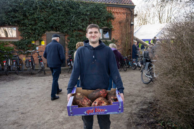 Michel Mertens zegent suikerbieten en brengt deze naar de veiling ter ere van de abt