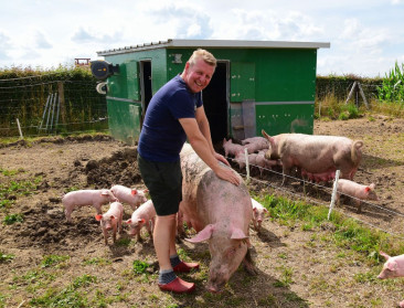 Bioboerderij De Vleterbeek zorgt met weidehut voor meer dierenwelzijn voor zeugen en biggen