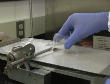 Melkeiwit wint van plastic als basis voor vershoudfolie