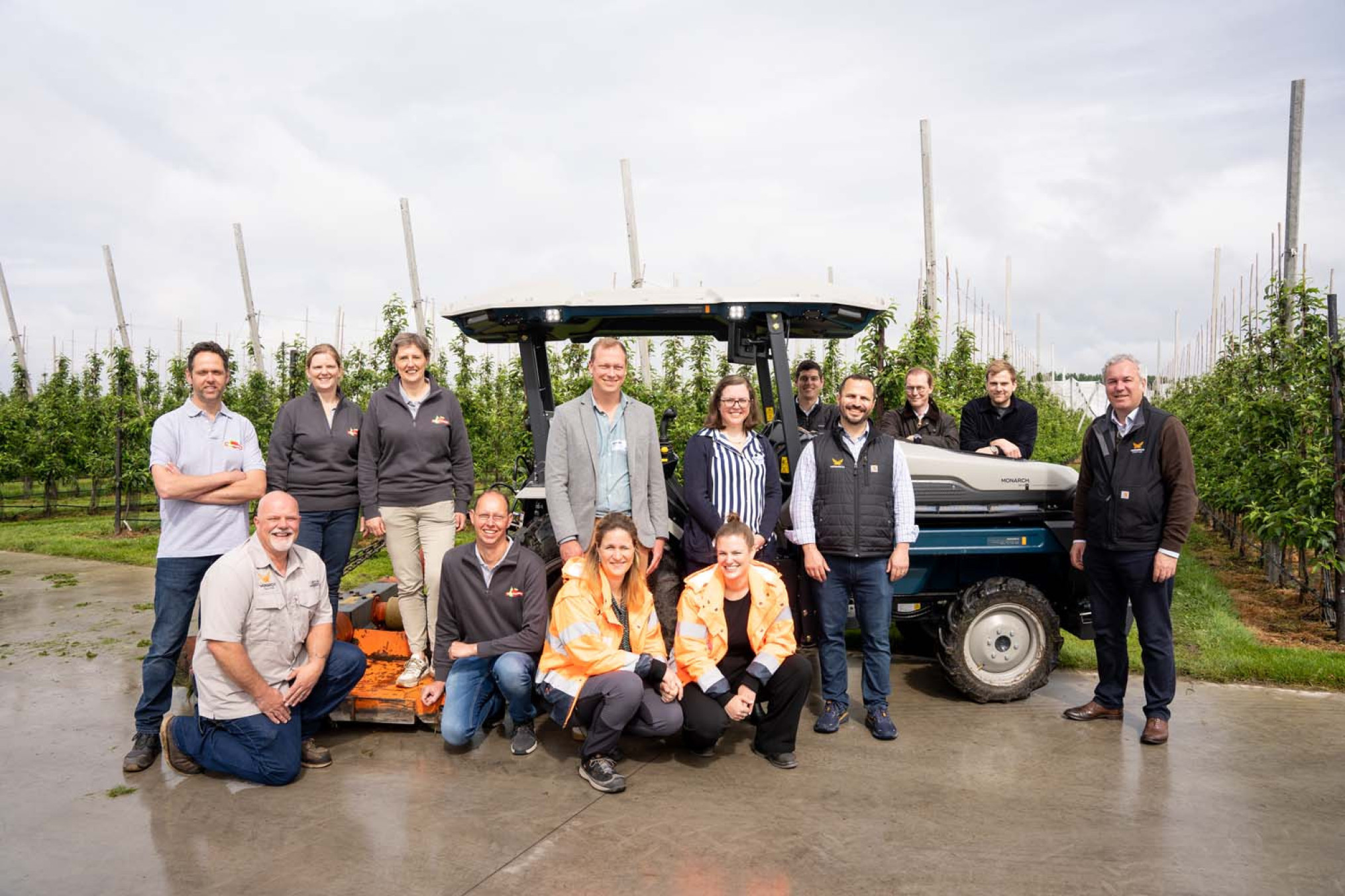 Fruitteler Wolfcarius en Colruyt Group testen zelfrijdende elektrische tractor