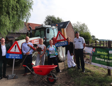 'Modder op de weg': campagne vraagt aandacht voor gladde wegen tijdens oogst- en zaaiseizoen