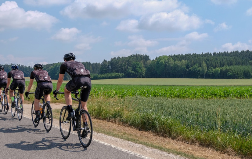 Broers Lampaert tonen hoe fietsen en tractors samen de weg op kunnen