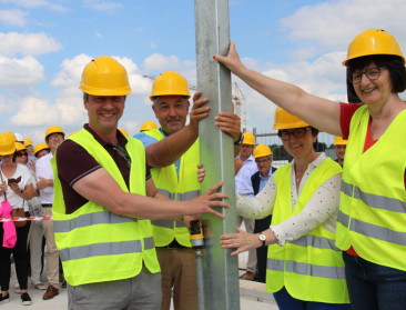 Eerste paal van onderzoeksserre Agrotopia gezet