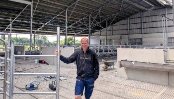 Een nieuwe melkveestal in tijden van stilstand: Willem Hamerlinck breidt uit midden in stikstofcrisis