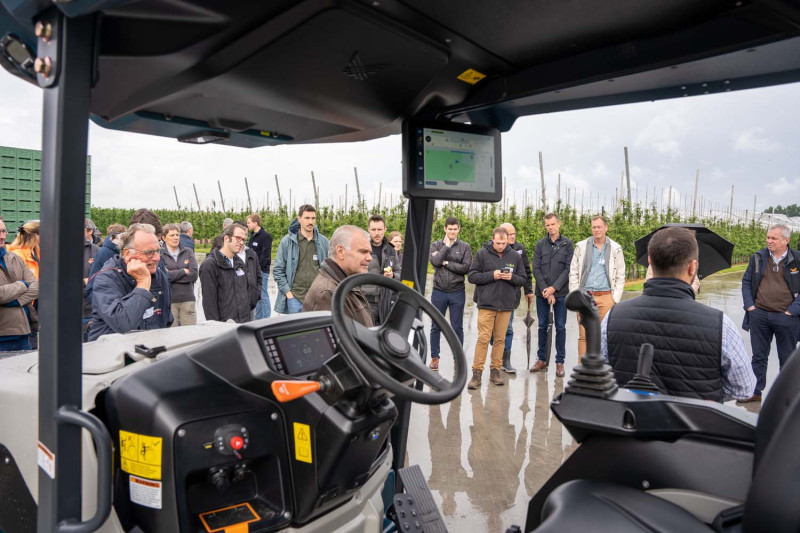 Autonome-elektrische tractor op fruitperceel van Wolfcarium in samenwerking met Colruyt2