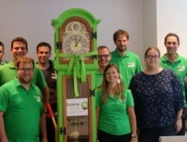 Mestbank krijgt staande klok van Groene Kring