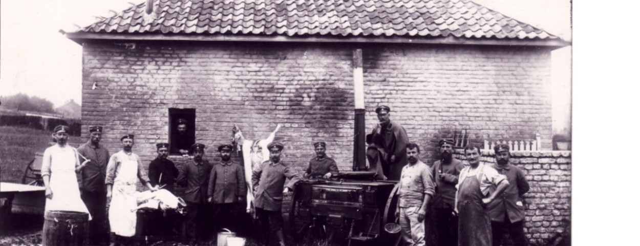 Duitse bezetter slacht varkens van lokale bevolking, 1914 - 1918, Collectie familie Theo Broers.