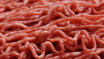 Minister Beenders wil strengere controles op ‘fraudegevoelige’ producten als honing en olijfolie, maar ook op gehakt