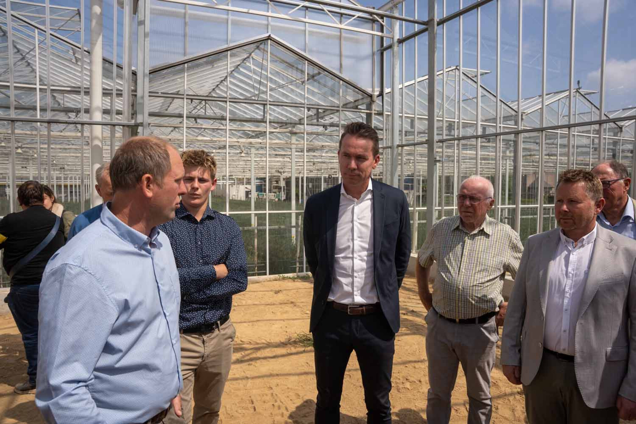 Brouns en De Nijs in serre in aanbouw