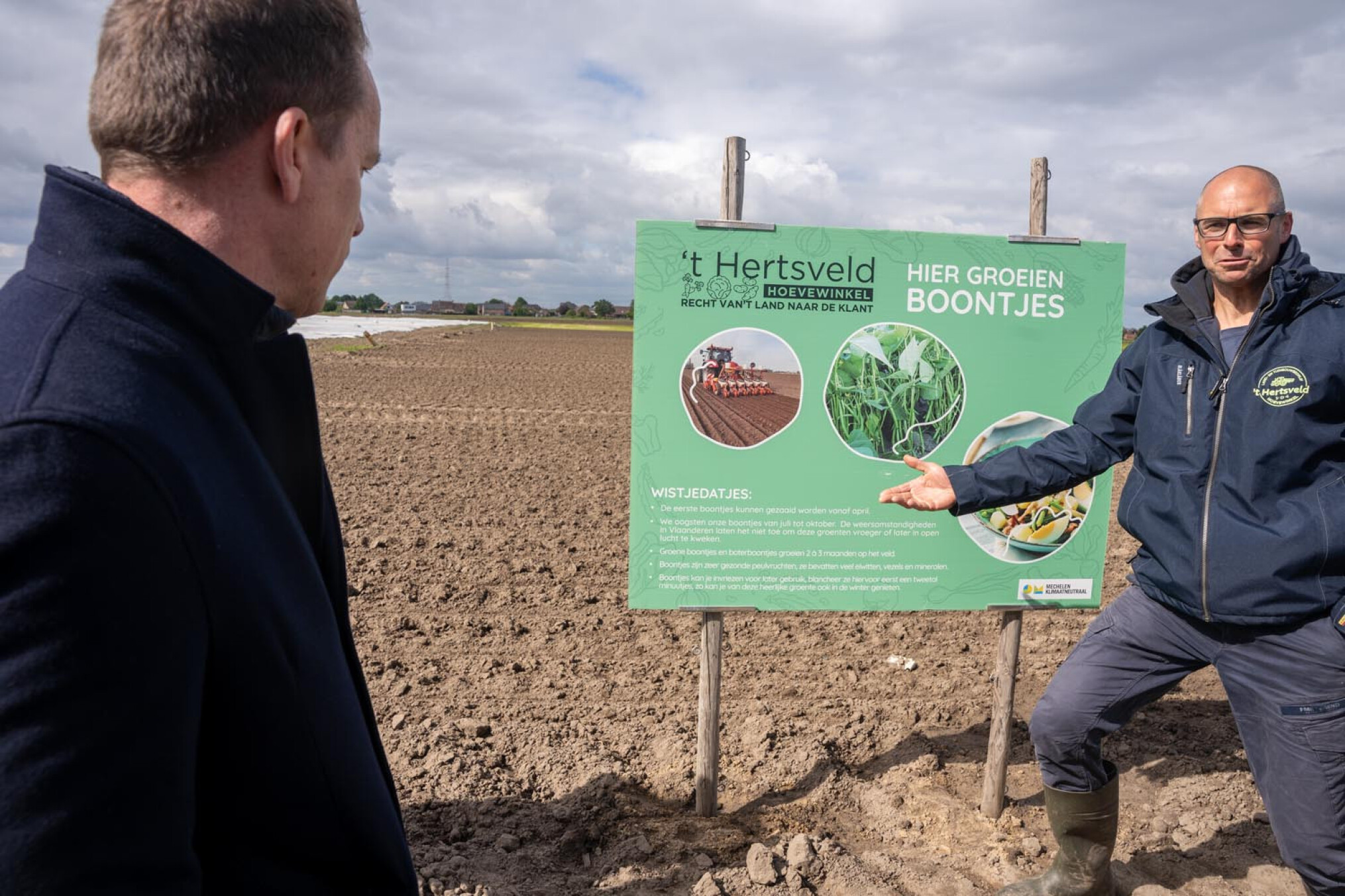 Stijn Van de Voorde van ’t Hertsveld in Leest leidt Jo Brouns rond