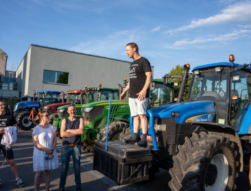Kempense boeren komen in actie en planten kruis voor Mestbank in Herentals