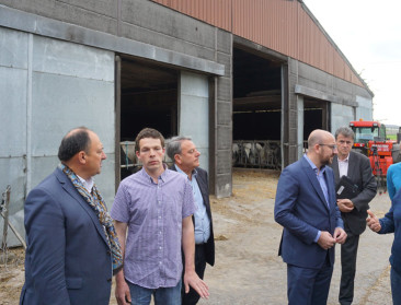 Premier Michel en minister Borsus gaan samen de boer op