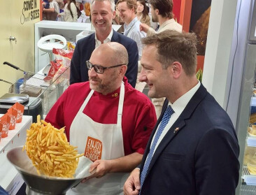 Europese landbouwcommissaris eet frietjes bij VLAM op Thaise beurs
