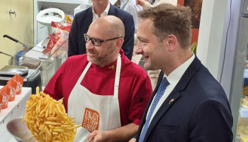 Europese landbouwcommissaris eet frietjes bij VLAM op Thaise beurs