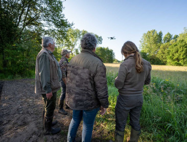 Jagers met drones helpen landbouwers reekalfjes op te sporen in grasvelden