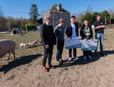 Onderzoeker Jaro (25) wint dierenwelzijnsprijs voor DNA-onderzoek naar spreidstand bij biggen