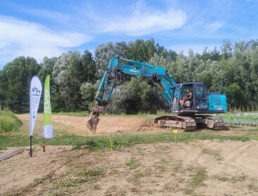 ILVO en Brakelse bioboerderij graven greppelberm tegen droogte en overstroming: “Ook de berm is productief”