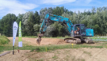 ILVO en Brakelse bioboerderij graven greppelberm tegen droogte en overstroming: “Ook de berm is productief”