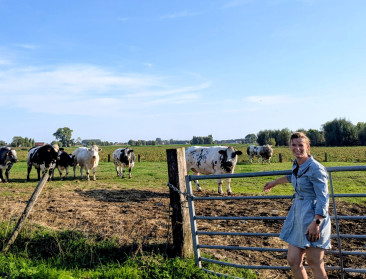 Overdag juf, ’s avonds boerin en straks Miss Augustus op de Boerinnenkalender