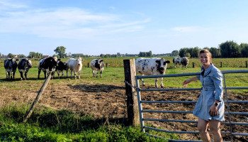 Overdag juf, ’s avonds boerin en straks Miss Augustus op de Boerinnenkalender