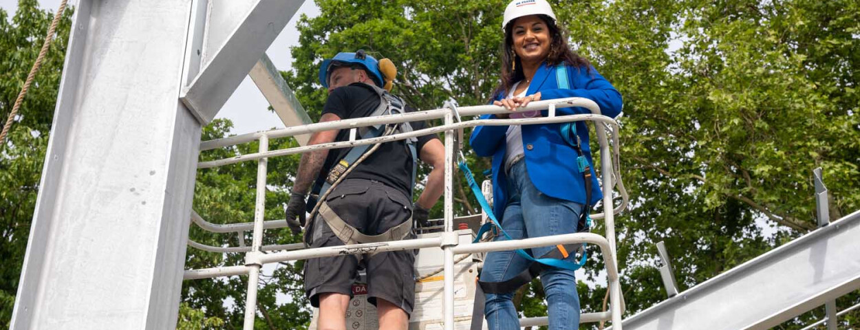 Jinnih Beels, gedeputeerde Landbouw van de Provincie Antwerpen, voor het startschot van de bouw van de loods van de Hooibeekhoeve