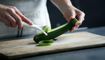Hoe kwamen courgettes op de markt met residuen van pesticiden die sinds 1978 verboden zijn?