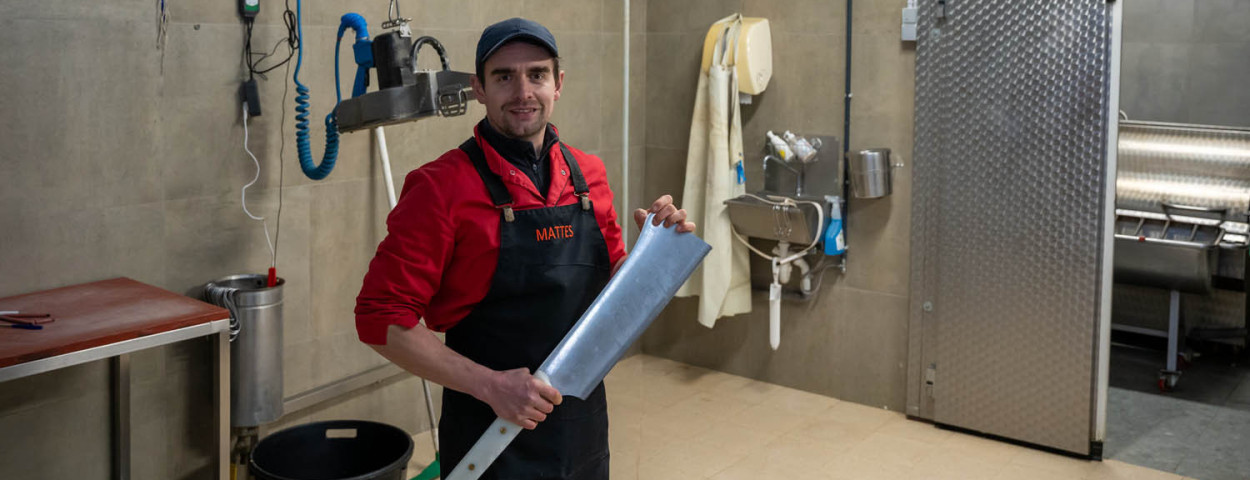 Wouter Mattes in boerderijslachthuis