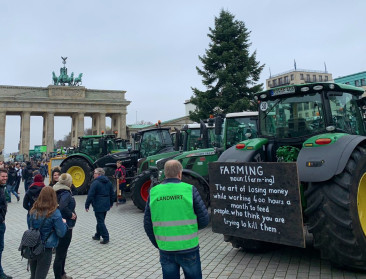 Duitse boeren blokkeren het hart van Berlijn tijdens slotmanifestatie na week van protest