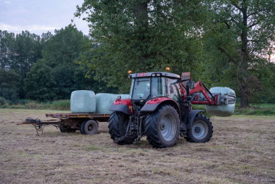 Grasbalen opstapelen